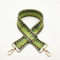 Détail de la bandoulière tissée aux motifs géométriques vert et jaune avec mousquetons dorés - Vert Kaki (N° 27)