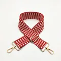 Détail de la sangle tissée géométrique rouge et blanc avec fermoirs dorés en métal - Rouge (N° 28)