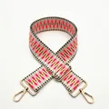 Détail de la bandoulière tissée colorée avec mousquetons dorés et boucle de réglage - Jaune Rose (N° 30)