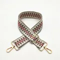 Détail de la bandoulière tissée style ethnique avec motifs géométriques et crochets dorés - Khaki Café Rouge (N° 35)