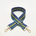 Détail de la bandoulière tissée géométrique colorée avec mousquetons et boucles en métal doré - Rayures Bleues Contrastées (N° 39)