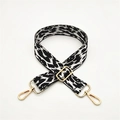 Dettaglio della tracolla leopardata con moschettoni dorati e fibbia di regolazione - Chiusura in Argento / Bianco