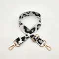 Dettaglio tracolla larga con stampa leopardata e moschettoni in metallo dorato lucido - Chiusura in Argento / Bianco