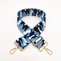 Dettaglio tracolla regolabile per borsa mimetica blu con ganci a moschettone dorati lucidi - Stampa Muccata a Contrasto Blu
