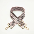 Détail de la bandoulière tissée géométrique rose et noire avec boucles en métal doré - Rose / Fermoir en Argent