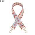 Détail de la bandoulière réglable à motif losange avec crochets métalliques dorés - Boucle Dorée / Orange Violet Bleu Clair Losange (D-23)