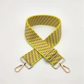 Détail de la bandoulière tissée jaune avec motif rouge et crochets en métal doré - Jaune / Fermoir en Argent