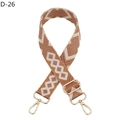 Détail de la bandoulière réglable à motif géométrique avec mousquetons dorés - Boucle Dorée / Marron Losange (D-26)