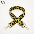 Détail d'une bandoulière léopard avec des boucles réglables en alliage doré sur fond blanc - Fermoir en Argent / Jaune (C9)