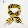Détail de la bandoulière en nylon à motif zèbre jaune avec mousquetons dorés en métal - Style à Motif Zèbre Jaune (F7)