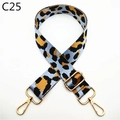Detalle de correa ajustable de leopardo con cierres de mosquetón de metal dorado - Cierre de Plata / Azul Claro