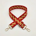 Detail eines roten gewebten Taschengurt mit goldenem Zickzackmuster und Metallschnalle - Rot