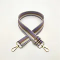 Détail de la sangle rayée n° 9 avec tissage épais et mousquetons en métal doré - Fermoir en Argent / No.9 Violet