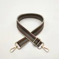 Détail de la bandoulière réglable épaisse à rayures verticales marron foncé et grises - Fermoir en Argent / No.11 Rayures Gris Kaki