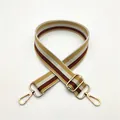 Détail de la bandoulière tissée rayée réglable jaune, beige et marron avec ferrures dorées - Fermoir en Argent / No.16 Jaune