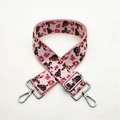 Dettaglio della tracolla rosa ricamata con fiori e ganci in metallo argentato lucido - Rosa con fibbia argentata