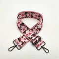 Dettaglio della larga tracolla jacquard bohémien rosa con moschettoni in metallo grigio - Rosa Fibbia Gunmetal