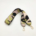 Detail eines breiten Camouflage-Gurtes in Rosa und Gold mit goldfarbenen Metallkarabinerhaken - Camouflage Hellrosa