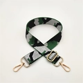 Détail d'une bandoulière de sac camouflage avec fil d'argent et mousquetons dorés - Vert à Fil d'Argent