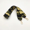 Detailaufnahme der breiten Camouflage-Taschengurt mit glänzenden goldenen Karabinerhaken - Silberverschluss / Grüne Tarnung