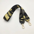 Nahaufnahme des breiten Camouflage-Taschenriemens mit goldenen Karabinerverschlüssen - Graue Tarnung