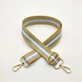 Dettaglio tracolla regolabile con strisce glitter oro e argento e ganci in metallo oro - Chiusura in Argento / Giallo