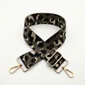 Details des verstellbaren Taschenriemens mit Leopardenmuster und goldfarbenen Karabinern - Nr. 32 Armeegrün Leopard (Silberschnalle)