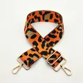 Makroaufnahme der breiten Taschengurt mit Leopardenmuster, Gewebe und goldenen Karabinerhaken - Nr. 41 Neonorange Leopard (Silberschnalle)