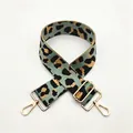 Detail eines verstellbaren Leopard-Taschenriemens mit grünem Hintergrund und Goldhaken - Nr. 42 Matcha Grün Leopard (Silberschnalle)