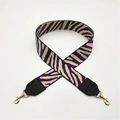 Detail van een paars en beige zebrapatroon brede jacquard schouderriem met goud clips - Zilveren Sluiting / Paars met Zwart Leer