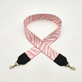 Detail van roze zebra geweven schouderriem met gouden draaibare metalen haken - Zilveren Sluiting / Roze Witte Strepen + Zwart Leer