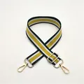 Nahaufnahme des gelb-weiß-dunkelgrün gestreiften Nylon-Taschenriemens mit Goldbeschlägen - Silberverschluss / Grün Gelb Gestreift (Nr. 3)