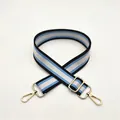 Detailansicht des verstellbaren blau gestreiften Web-Schultergurts mit goldenen Karabinerhaken - Silberverschluss / Schwarz Blau (Nr. 10)