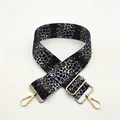 Dettaglio tracolla blu leopardata con ganci girevoli in metallo dorato lucido - Fibbia Argentata / Motivo Leopardato Blu Nero (N. 4)