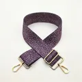 Dettaglio della tracolla intrecciata viola regolabile con moschettoni in metallo dorato - Fibbia Argentata / Motivo a Trame Sottili Viola (N. 7)