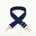 Détail de la bandoulière tissée motif vagues bleu et noir avec fermoirs dorés en métal - Bleu (No. 35)