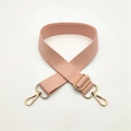 Détail d'une bandoulière rose réglable en nylon avec des mousquetons en métal doré - Fermoir en Argent / Rose