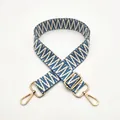 Détail d'une bandoulière tissée géométrique bleu et blanc avec mousquetons dorés - Bleu Clair (No. 39)