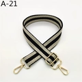 Détail de la bandoulière rayée noir et blanc avec mousquetons métalliques dorés - Style Rayé Noir Beige (A-21)