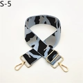 Gros plan sur la bandoulière large camouflage en tissu jacquard bleu et crochets dorés - S-5 Bleu Gris Noir Colorblock Camouflage / Argenté