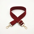 Bandoulière réglable bordeaux avec mousquetons dorés rotatifs et boucle coulissante - Fermoir en Argent / Bordeaux