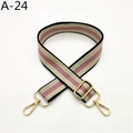 Detail eines gestreiften Taschengurt in Rosa, Beige und Schwarz mit goldenen Haken - Silberverschluss / Schwarz Rosa Gestreifter Stil (A-24)