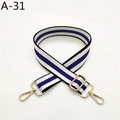 Détail de la sangle tissée à rayures bleues et blanches avec mousquetons dorés - Style Rayé Blanc Bleu (A-31)