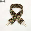 Dettaglio della tracolla regolabile con motivo geometrico verde e ganci dorati lucidi - Chiusura in Argento / Incrocio Cammello Verde Nero (H-6 Nero Verde)