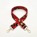 Detail eines roten Taschenriemens mit Leopardenmuster, Glitzer und Karabinerhaken - Rot mit silberner Schnalle