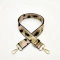 Makroansicht verstellbarer Taschengurt mit Leopardenmuster und goldfarbenen Karabinern - Rosa mit silberner Schnalle