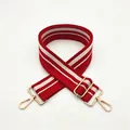 Dettaglio della tracolla a righe bianche e rosse con clip in metallo dorato stile 4 - Rosso (N. 4)
