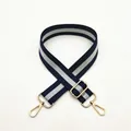 Détail de la bandoulière réglable à rayures bleu marine et argent avec clips dorés - Fermoir en Argent / No. 3 Rayure Bleu et Argent