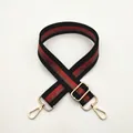Vue détaillée de la bandoulière tissée réglable avec rayures rouges et crochets dorés - Fermoir en Argent / No. 10 Rayure Noir Rouge Rose