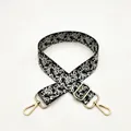 Dettaglio di tracolla regolabile intrecciata paisley bianca e nera con ganci dorati - Chiusura in Argento / N. 5 Contrasto Bianco e Nero